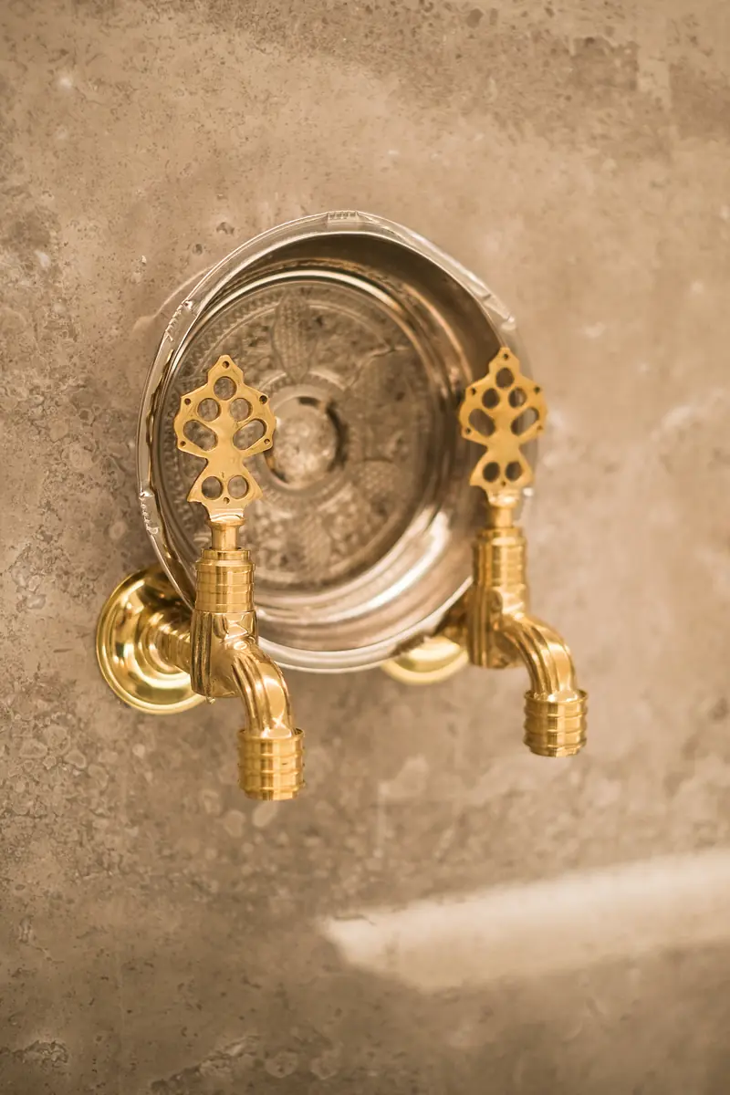 Mermer kurna ve pirinç musluk, Prive Side Spa