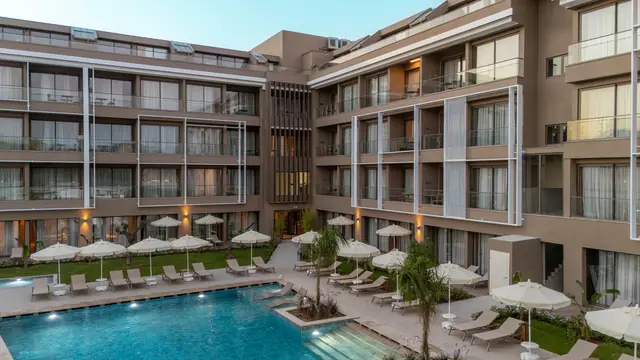 Prive Side Suite & Spa Hotel havuzu