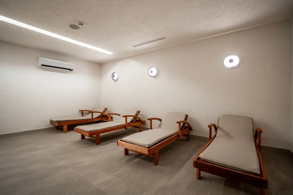 Spa dinlenme alanı ve şezlonglar
